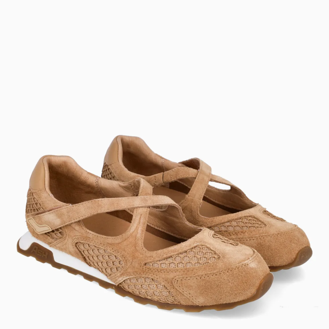 Merceditas de la marca ASH, modelo KORE. Elaboradas en ante color camel con tiras cruzadas en pala y detalle en rejilla y punta redonda. Interior en piel color camel. Cierre de merceditas ASH con velcro. Suela plana de goma. Estas merceditas ASH KORE son ideales para llevar tus looks de temporada con estilo y comodidad!