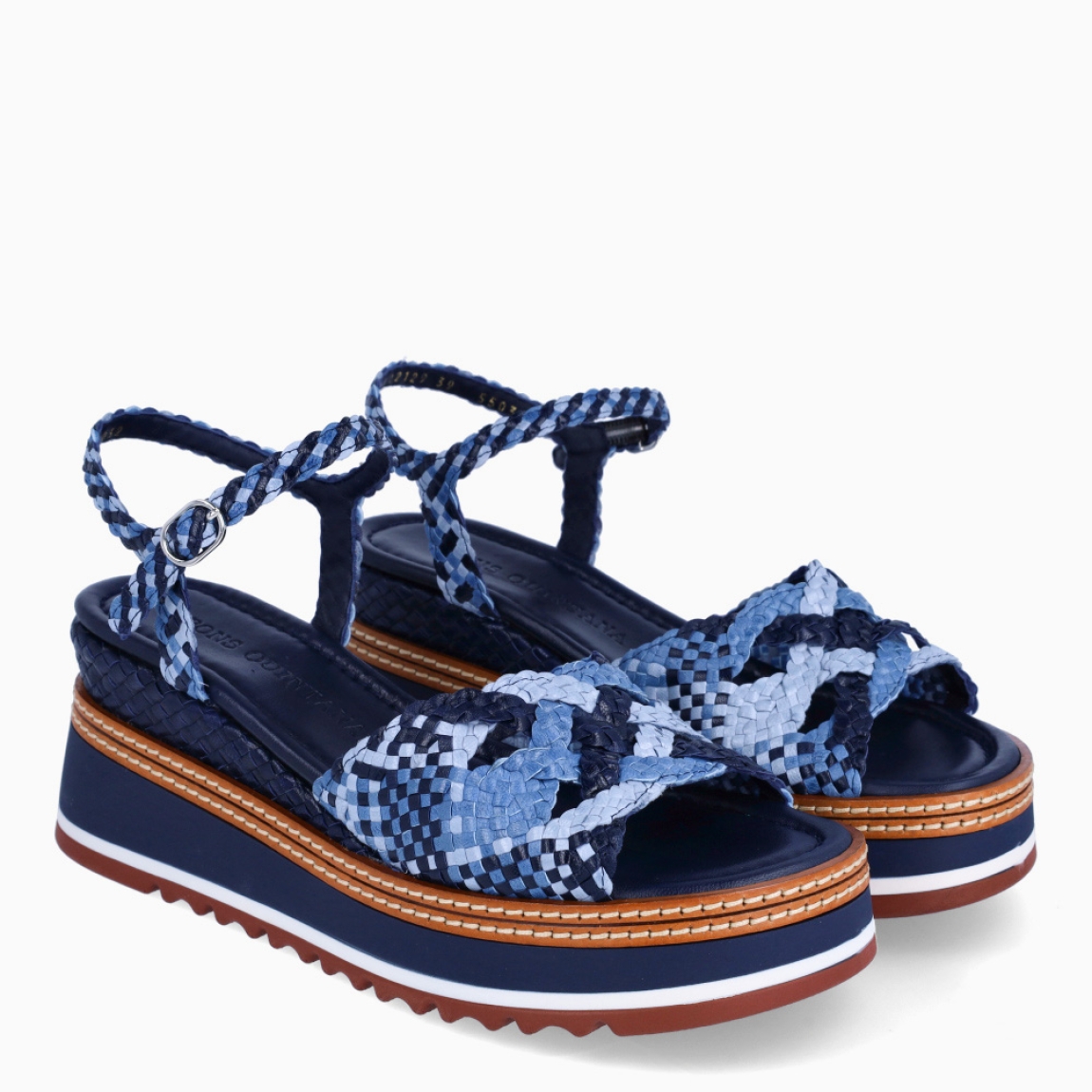 Sandalias de la marca Pons Quintana, modelo VALERI. Elaboradas en piel trenzada color azul. Interior en piel color azul. Cierre de sandalias Pons Quintana VALERI con hebilla en tobillo. Suela dentada y con altura de 5cm. Sandalias Pons Quintana VALERI, ideales para acompañarte en tu día a día con comodidad y elegancia. Con ellas destacarás allá donde vayas!