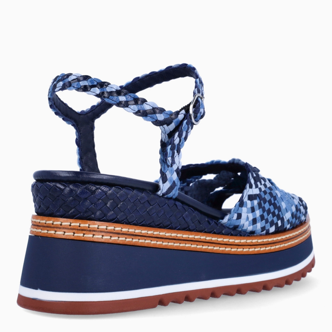 Sandalias de la marca Pons Quintana, modelo VALERI. Elaboradas en piel trenzada color azul. Interior en piel color azul. Cierre de sandalias Pons Quintana VALERI con hebilla en tobillo. Suela dentada y con altura de 5cm. Sandalias Pons Quintana VALERI, ideales para acompañarte en tu día a día con comodidad y elegancia. Con ellas destacarás allá donde vayas!