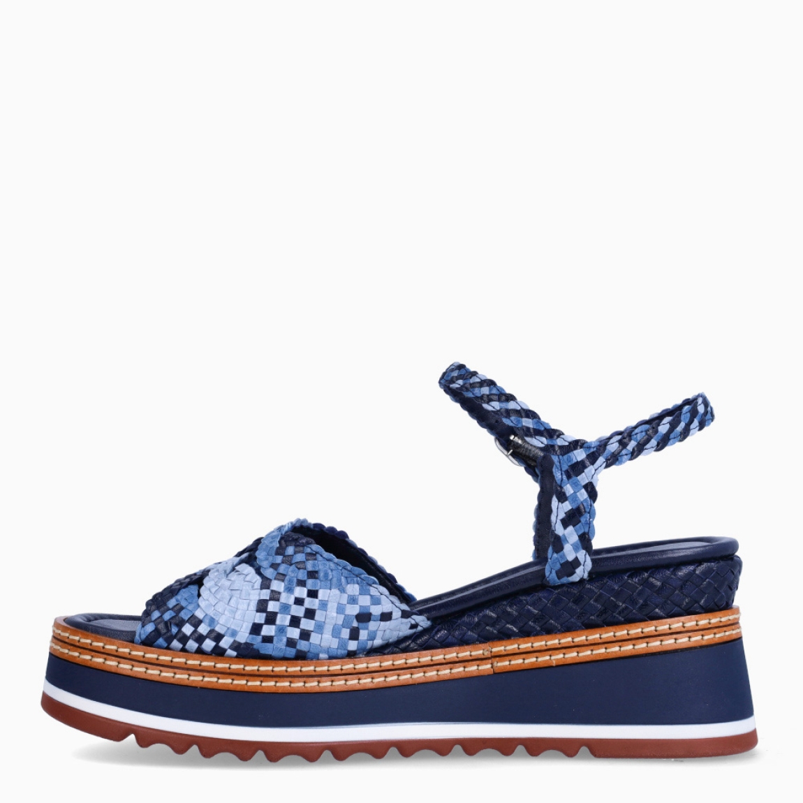 Sandalias de la marca Pons Quintana, modelo VALERI. Elaboradas en piel trenzada color azul. Interior en piel color azul. Cierre de sandalias Pons Quintana VALERI con hebilla en tobillo. Suela dentada y con altura de 5cm. Sandalias Pons Quintana VALERI, ideales para acompañarte en tu día a día con comodidad y elegancia. Con ellas destacarás allá donde vayas!