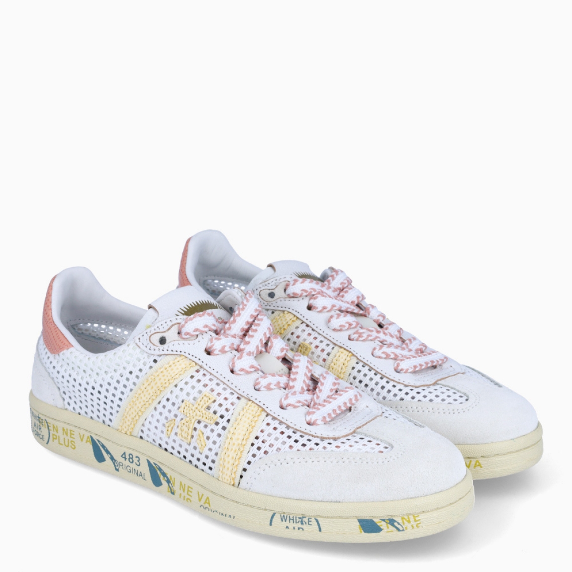 Deportivas transpirables de la marca Premiata, modelo BONNIED. Exterior de las deportivas en textil color blanco con efecto troquelado, y lotipo en color amarillo. Además de talón en color rosa. Interior de las deportivas en piel color blanco. Cierre de las deportivas Premiata con cordones. Deportivas con suela plana con estampado de marca. Estas deportivas Premiata BONNIED son un complemento ideal para tu armario de temporada!