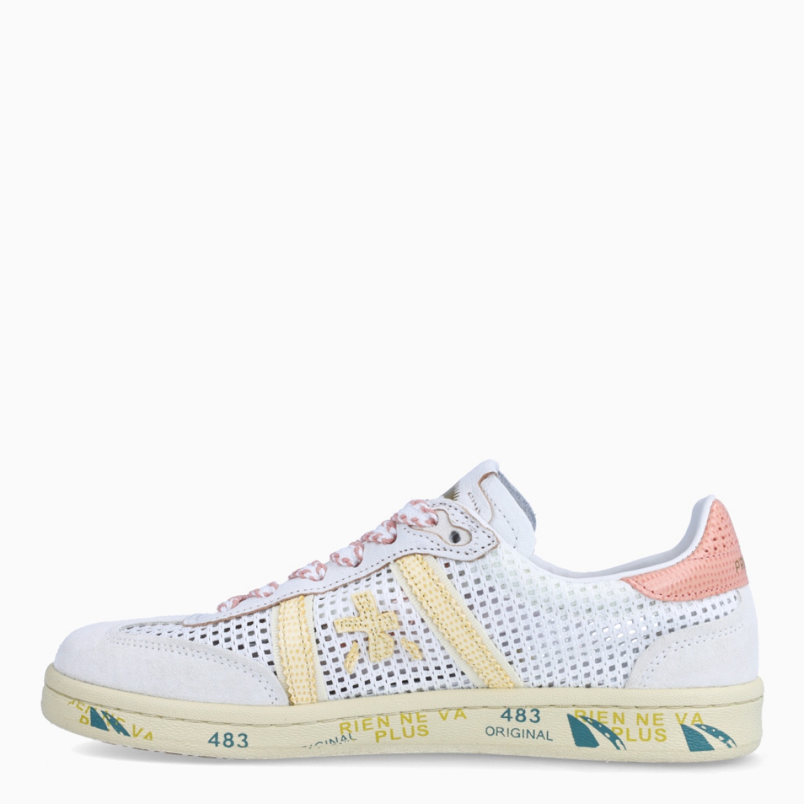 Deportivas transpirables de la marca Premiata, modelo BONNIED. Exterior de las deportivas en textil color blanco con efecto troquelado, y lotipo en color amarillo. Además de talón en color rosa. Interior de las deportivas en piel color blanco. Cierre de las deportivas Premiata con cordones. Deportivas con suela plana con estampado de marca. Estas deportivas Premiata BONNIED son un complemento ideal para tu armario de temporada!