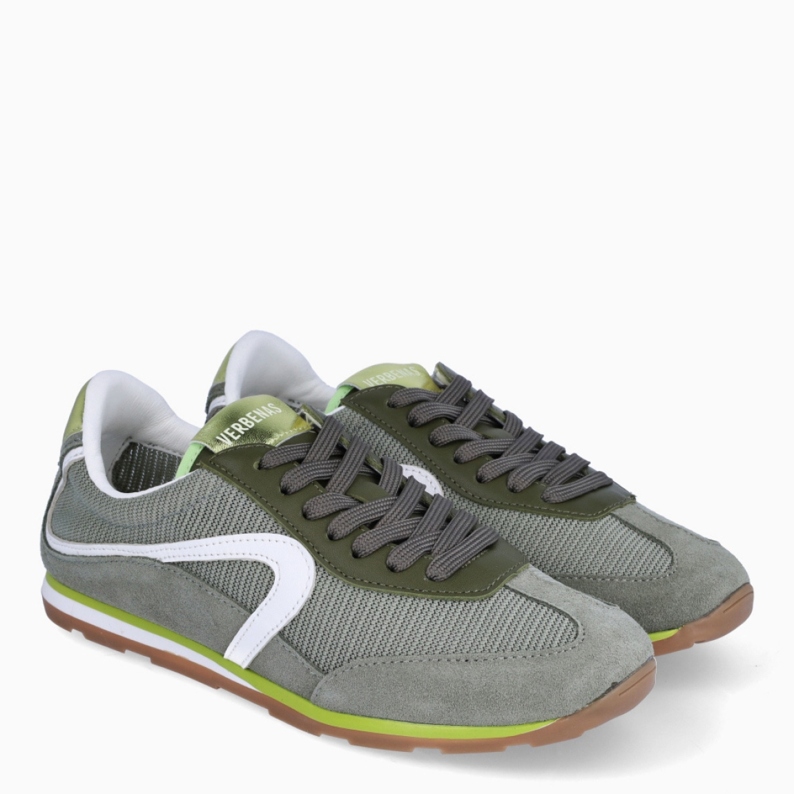 Deportivas de la marca Verbenas, modelo JAMAICA HERAI BOSCO. Elaboradas en malla textil transpirable color verde, combinada con serraje. Cuentan con un forro interior acolchado, planta transpirable, flexible y confortable que absorve la pisada y suela tricolor. Estas deportivas Verbenas Jamaica revive el espíritu del running vintage con una silueta estilizada y de perfil bajo. Cierre con cordones y suela plana. Estas deportivas Verbenas JAMAICA HERAI BOSCO son un complemento perfecto para disfrutar de la comodidad y un estilo de combinación retro-contemporáneo.