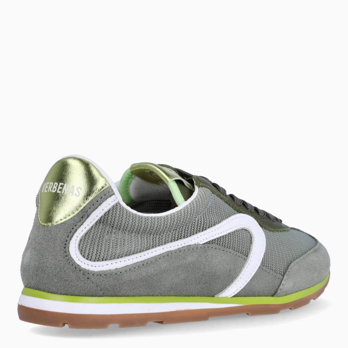 Deportivas de la marca Verbenas, modelo JAMAICA HERAI BOSCO. Elaboradas en malla textil transpirable color verde, combinada con serraje. Cuentan con un forro interior acolchado, planta transpirable, flexible y confortable que absorve la pisada y suela tricolor. Estas deportivas Verbenas Jamaica revive el espíritu del running vintage con una silueta estilizada y de perfil bajo. Cierre con cordones y suela plana. Estas deportivas Verbenas JAMAICA HERAI BOSCO son un complemento perfecto para disfrutar de la comodidad y un estilo de combinación retro-contemporáneo.