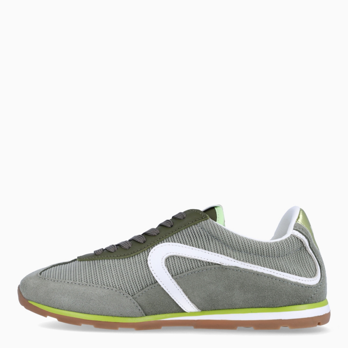 Deportivas de la marca Verbenas, modelo JAMAICA HERAI BOSCO. Elaboradas en malla textil transpirable color verde, combinada con serraje. Cuentan con un forro interior acolchado, planta transpirable, flexible y confortable que absorve la pisada y suela tricolor. Estas deportivas Verbenas Jamaica revive el espíritu del running vintage con una silueta estilizada y de perfil bajo. Cierre con cordones y suela plana. Estas deportivas Verbenas JAMAICA HERAI BOSCO son un complemento perfecto para disfrutar de la comodidad y un estilo de combinación retro-contemporáneo.