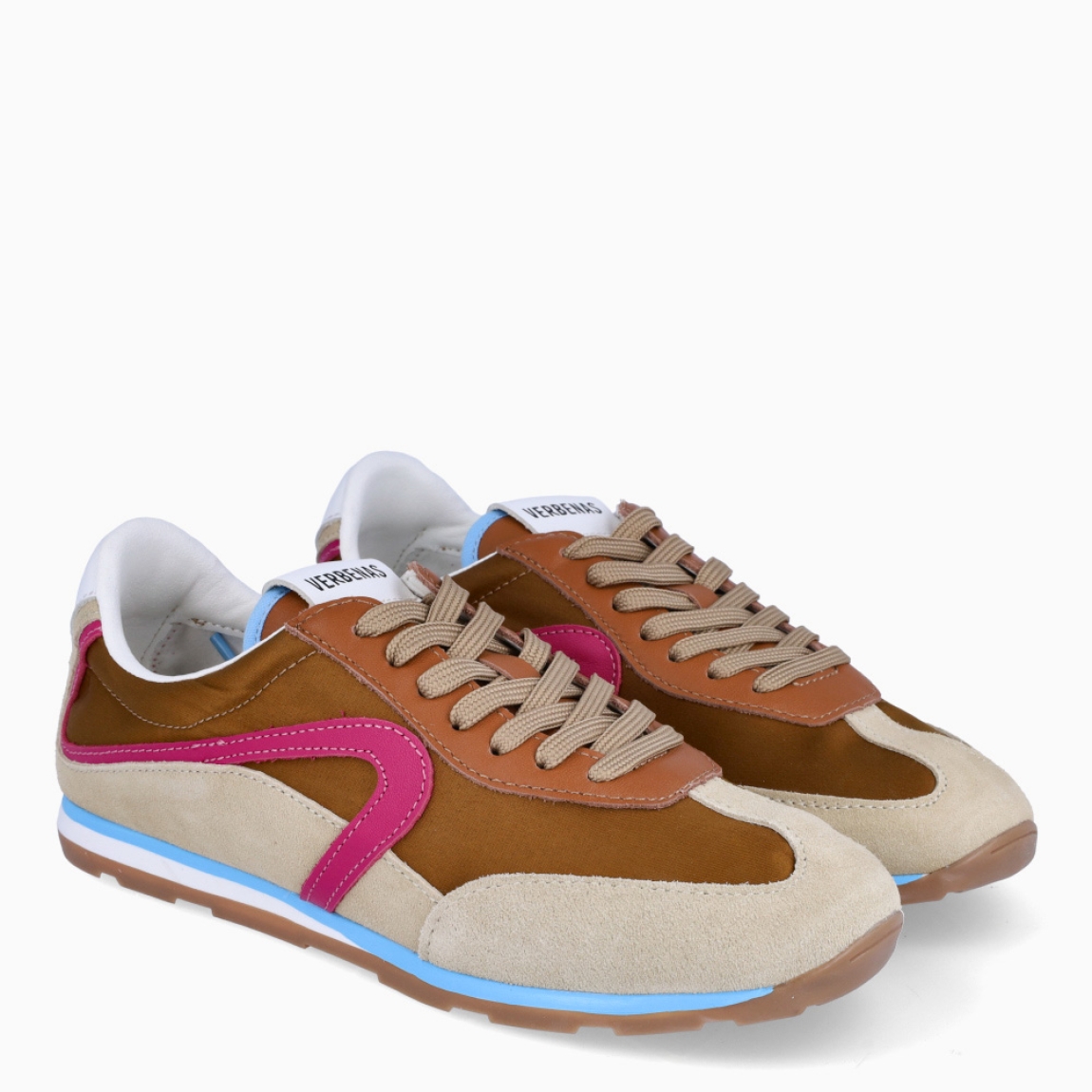 Deportivas de la marca Verbenas, modelo JAMAICA PIETRA. Elaboradas en malla textil transpirable color camel, combinada con serraje. Cuentan con un forro interior acolchado, planta transpirable, flexible y confortable que absorve la pisada y suela tricolor. Estas deportivas Verbenas Jamaica revive el espíritu del running vintage con una silueta estilizada y de perfil bajo. Cierre con cordones y suela plana. Estas deportivas Verbenas JAMAICA PIETRA son un complemento perfecto para disfrutar de la comodidad y un estilo de combinación retro-contemporáneo.