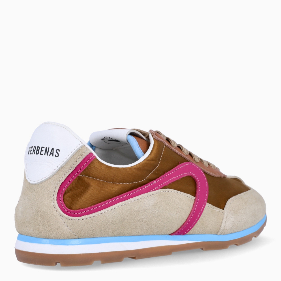 Deportivas de la marca Verbenas, modelo JAMAICA PIETRA. Elaboradas en malla textil transpirable color camel, combinada con serraje. Cuentan con un forro interior acolchado, planta transpirable, flexible y confortable que absorve la pisada y suela tricolor. Estas deportivas Verbenas Jamaica revive el espíritu del running vintage con una silueta estilizada y de perfil bajo. Cierre con cordones y suela plana. Estas deportivas Verbenas JAMAICA PIETRA son un complemento perfecto para disfrutar de la comodidad y un estilo de combinación retro-contemporáneo.