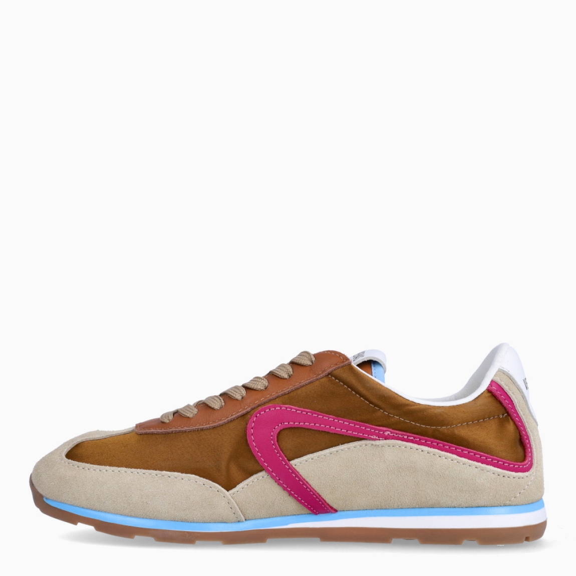 Deportivas de la marca Verbenas, modelo JAMAICA PIETRA. Elaboradas en malla textil transpirable color camel, combinada con serraje. Cuentan con un forro interior acolchado, planta transpirable, flexible y confortable que absorve la pisada y suela tricolor. Estas deportivas Verbenas Jamaica revive el espíritu del running vintage con una silueta estilizada y de perfil bajo. Cierre con cordones y suela plana. Estas deportivas Verbenas JAMAICA PIETRA son un complemento perfecto para disfrutar de la comodidad y un estilo de combinación retro-contemporáneo.