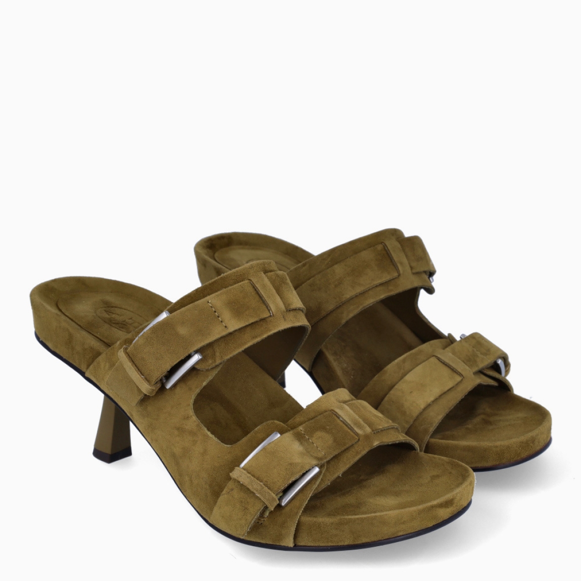 Sandalias de la marca ASH, modelo JAKARTA. Elaboradas en ante color verde con doble tira en pala. Interior en ante color verde. Cierre de sandalias ASH con doble hebilla en pala. Suela con tacón de 7cm de altura. Estas sandalias ASH JAKARTA, es un complemento moderno, que permitirá resaltar tus looks, con estilo y comodidad!