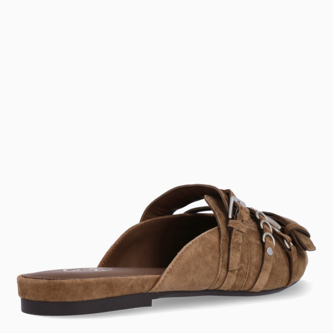 Zuecos de la marca ASH, modelo BRIGIT. Elaborados en ante color marrón con detalle de hebillas en pala y tiras cruzadas. Punta abierta. Interior en ante color marrón. Suela plana. Zuecos ASH BRIGIT, complemento ideal para temporada!