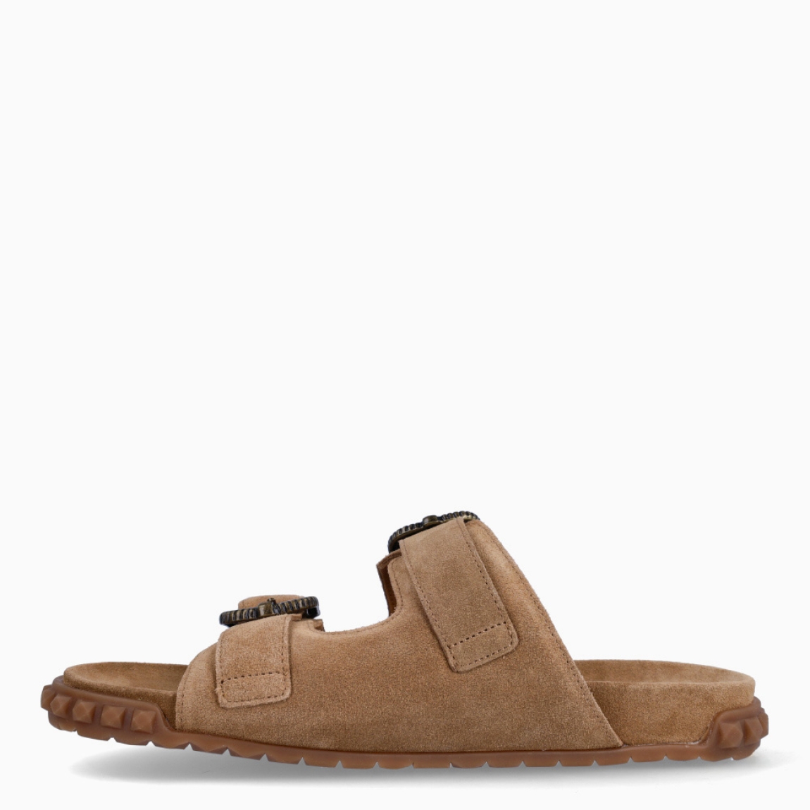 Sandalias de la marca ASH, modelo TWISTER. Elaboradas en ante color camel con doble tira en pala. Interior en ante color camel. Cierre de sandalias ASH con doble hebilla en pala y aplicaciones en dorado antiguo. Suela de goma plana. Estas sandalias ASH TWISTER son ideales para esta temporada, le darán un estilo y comodidad a tus looks del día a día!