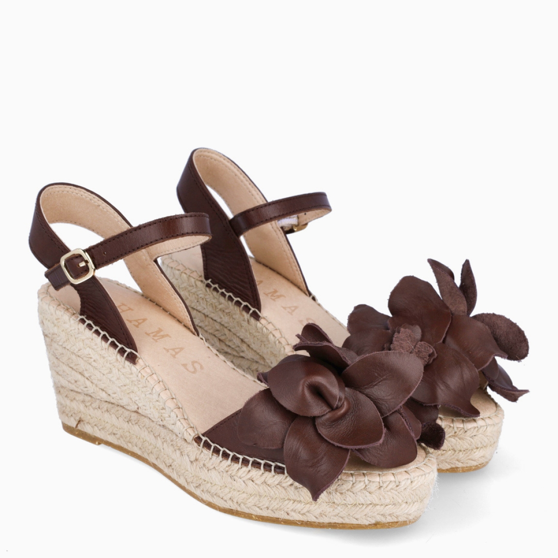Alpargatas de la marca Alhamas, modelo MARIANA. Elaboradas en piel color marrón con detalle de flores en pala. Interior en piel color nude. Cierre de alpargatas Alhamas con hebilla en tobillo y suela con cuña de 7cm de altura. Estas alpargatas Alhamas MARIANA son un complemento ideal de comodidad y estilo para tus looks de temporada!
