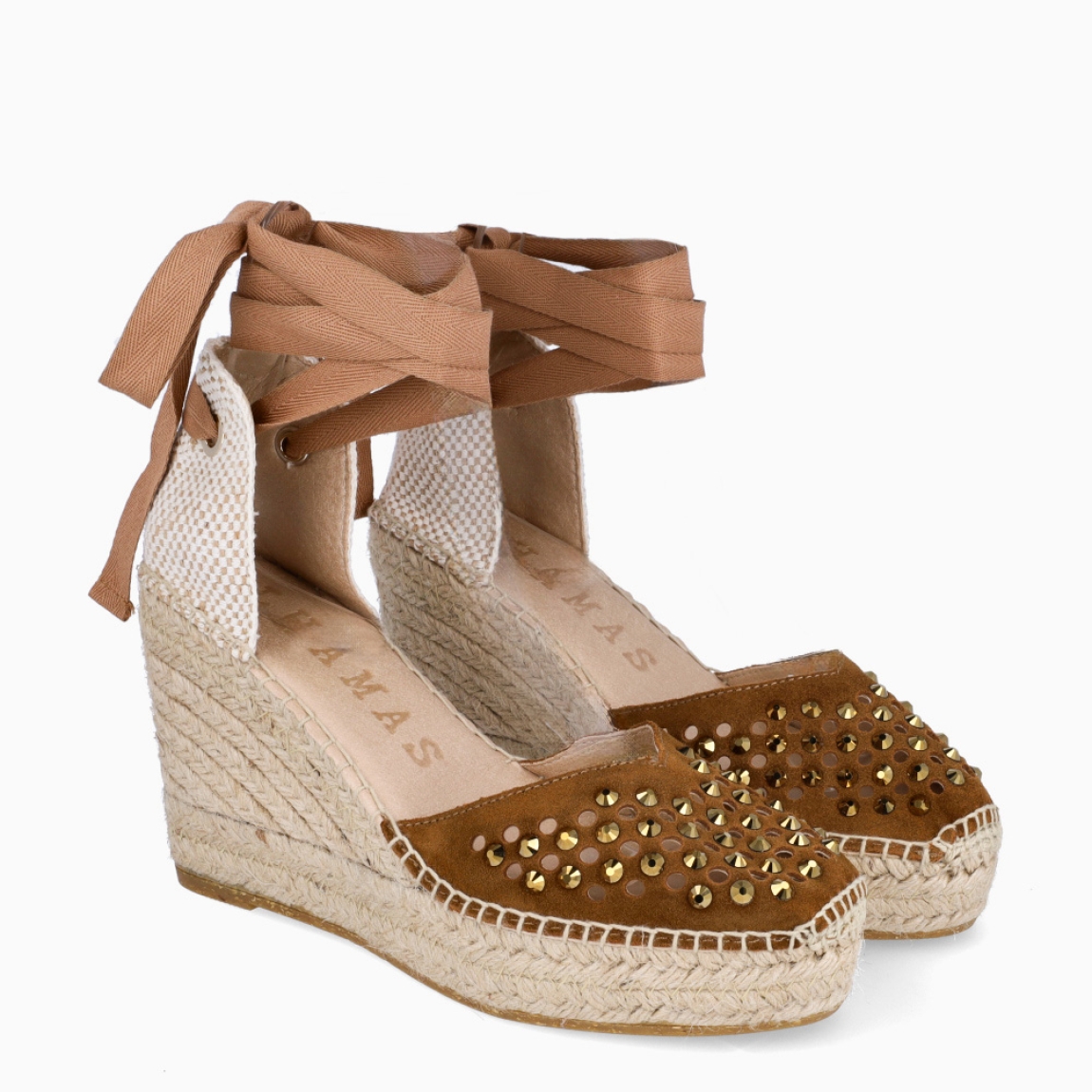 Alpargatas de la marca Alhamas, modelo ROMERO CUÑA 10cm. Elaboradas en piel color cuero con detalle de brillantes en pala. Interior en piel color nude. Cierre de alpargatas Alhamas con cintas al tono y suela con cuña de 10m de altura. Estas alpargatas Alhamas ROMERO C10 son un complemento ideal de comodidad y estilo para tus looks de temporada!