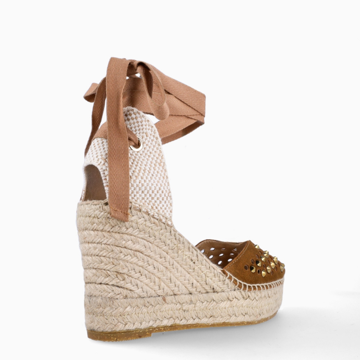 Alpargatas de la marca Alhamas, modelo ROMERO CUÑA 10cm. Elaboradas en piel color cuero con detalle de brillantes en pala. Interior en piel color nude. Cierre de alpargatas Alhamas con cintas al tono y suela con cuña de 10m de altura. Estas alpargatas Alhamas ROMERO C10 son un complemento ideal de comodidad y estilo para tus looks de temporada!