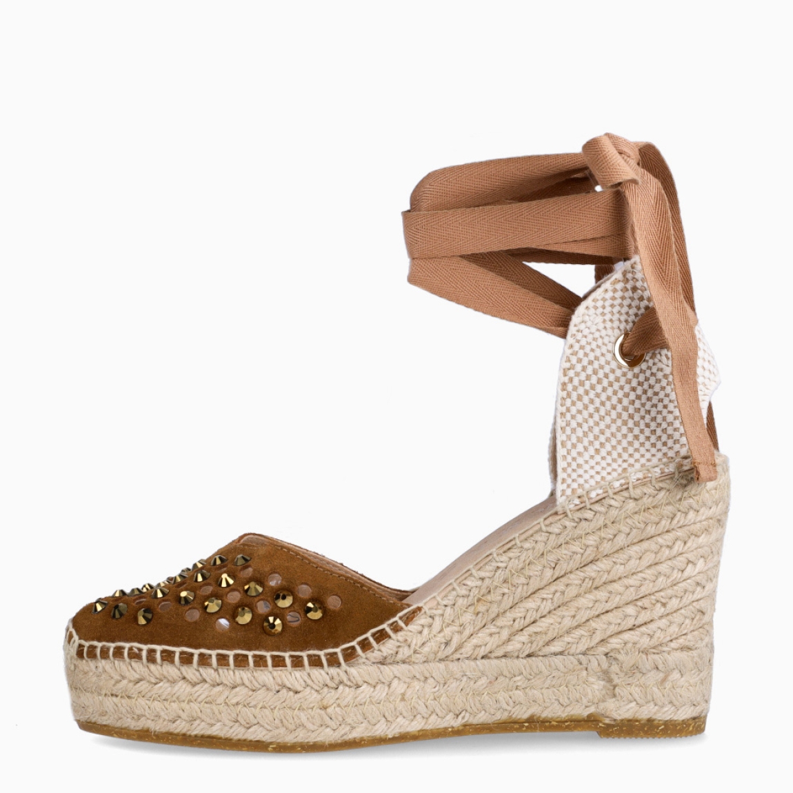 Alpargatas de la marca Alhamas, modelo ROMERO CUÑA 10cm. Elaboradas en piel color cuero con detalle de brillantes en pala. Interior en piel color nude. Cierre de alpargatas Alhamas con cintas al tono y suela con cuña de 10m de altura. Estas alpargatas Alhamas ROMERO C10 son un complemento ideal de comodidad y estilo para tus looks de temporada!