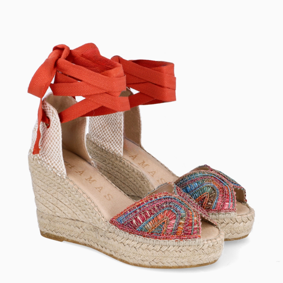Alpargatas de la marca Alhamas, modelo LIRIO CUÑA 10cm. Elaboradas en rafia color naranja con detalle de piedrería en pala. Interior en piel color nude. Cierre de alpargatas Alhamas con cordones largos y suela con cuña de 10cm de altura. Estas alpargatas Alhamas LIRIO C10 son un complemento ideal de comodidad y estilo para tus looks de temporada!