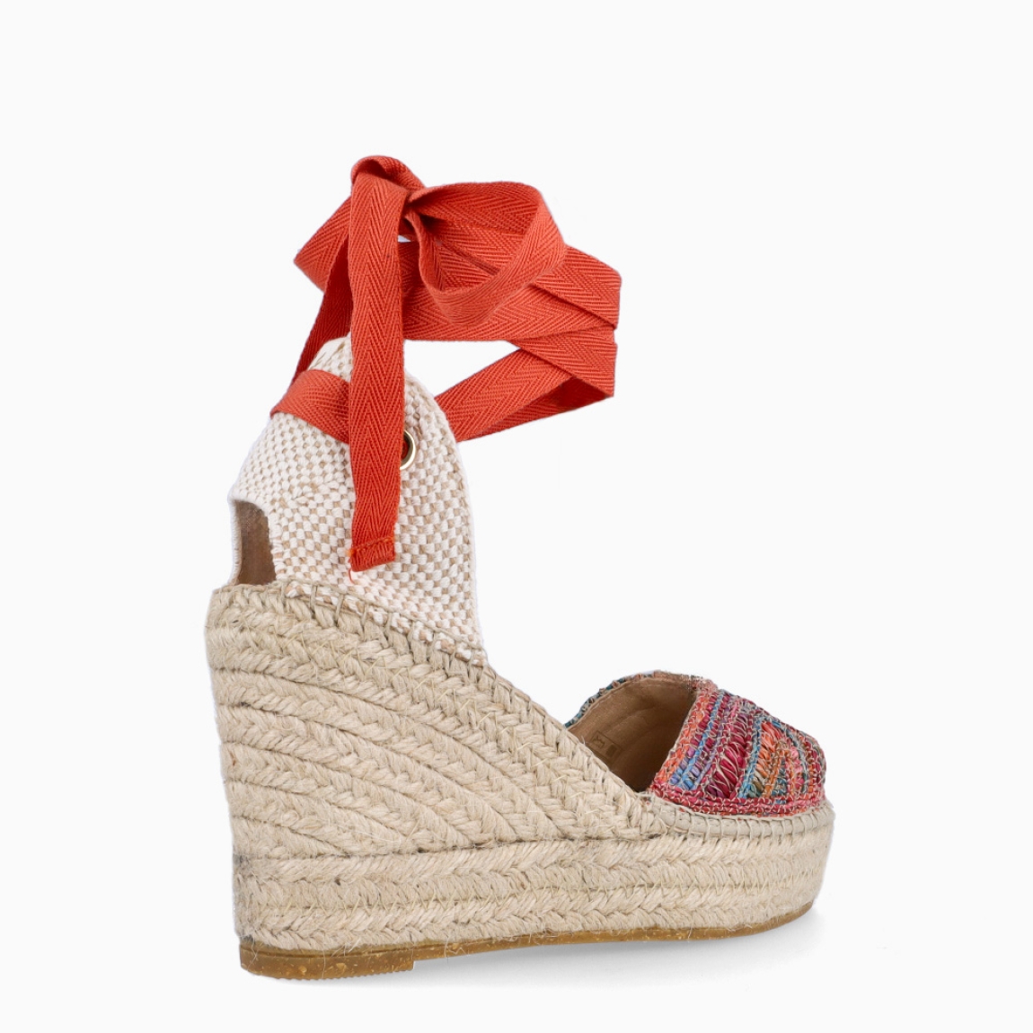 Alpargatas de la marca Alhamas, modelo LIRIO CUÑA 10cm. Elaboradas en rafia color naranja con detalle de piedrería en pala. Interior en piel color nude. Cierre de alpargatas Alhamas con cordones largos y suela con cuña de 10cm de altura. Estas alpargatas Alhamas LIRIO C10 son un complemento ideal de comodidad y estilo para tus looks de temporada!