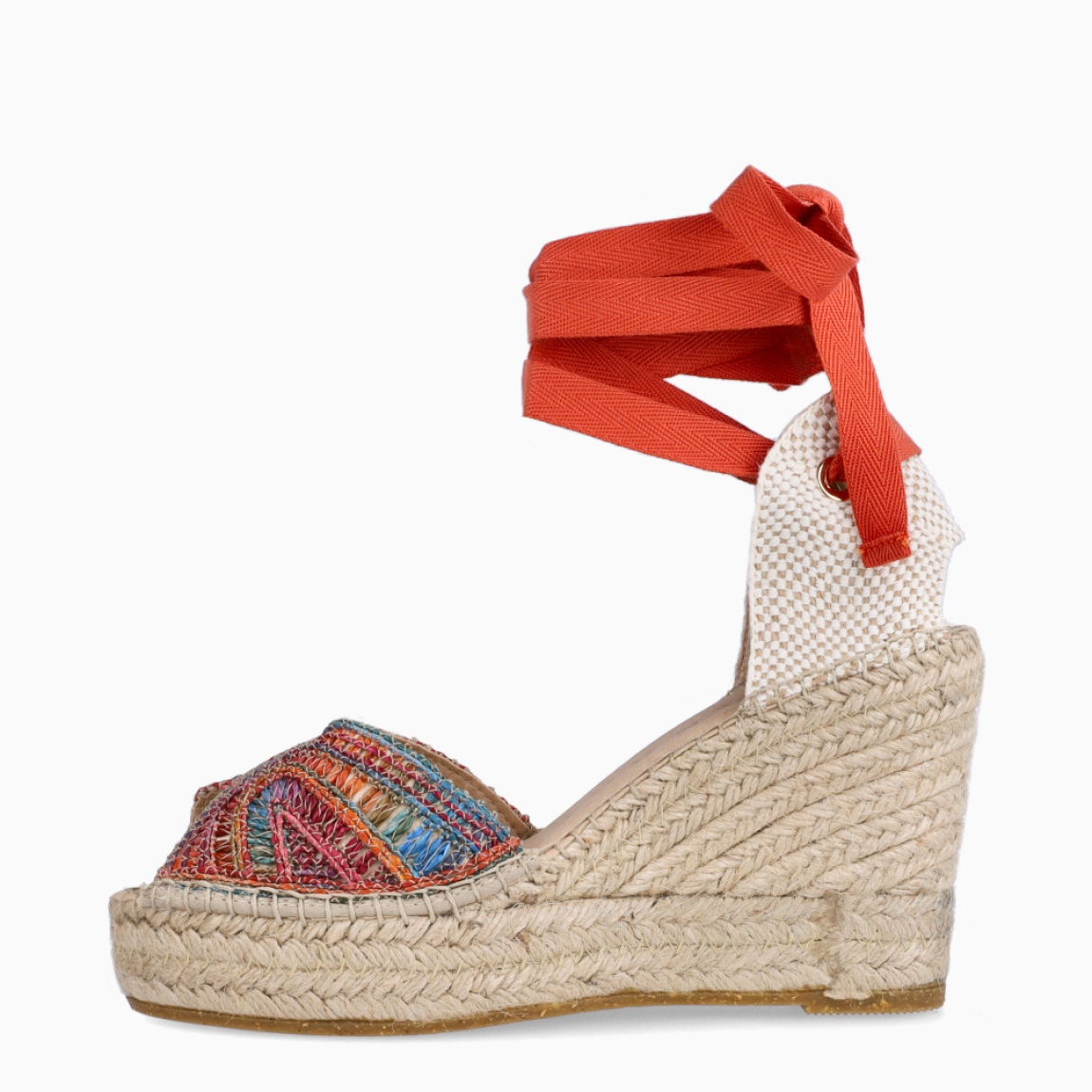 Alpargatas de la marca Alhamas, modelo LIRIO CUÑA 10cm. Elaboradas en rafia color naranja con detalle de piedrería en pala. Interior en piel color nude. Cierre de alpargatas Alhamas con cordones largos y suela con cuña de 10cm de altura. Estas alpargatas Alhamas LIRIO C10 son un complemento ideal de comodidad y estilo para tus looks de temporada!