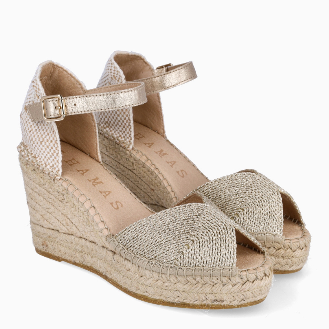 Alpargatas de la marca Alhamas, modelo SINEY. Elaboradas en textil color oro con efecto brillante. Interior en piel color nude. Cierre de alpargatas Alhamas con cordones largos y suela con cuña de 9cm de altura. Estas alpargatas Alhamas SINEY son un complemento ideal de comodidad y estilo para tus looks de temporada!