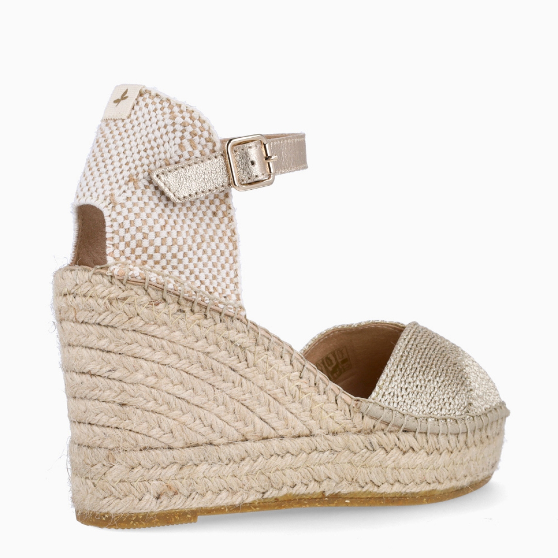 Alpargatas de la marca Alhamas, modelo SINEY. Elaboradas en textil color oro con efecto brillante. Interior en piel color nude. Cierre de alpargatas Alhamas con cordones largos y suela con cuña de 9cm de altura. Estas alpargatas Alhamas SINEY son un complemento ideal de comodidad y estilo para tus looks de temporada!