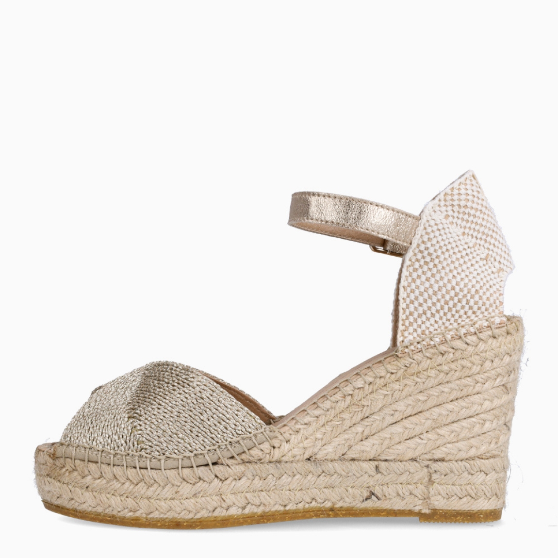 Alpargatas de la marca Alhamas, modelo SINEY. Elaboradas en textil color oro con efecto brillante. Interior en piel color nude. Cierre de alpargatas Alhamas con cordones largos y suela con cuña de 9cm de altura. Estas alpargatas Alhamas SINEY son un complemento ideal de comodidad y estilo para tus looks de temporada!