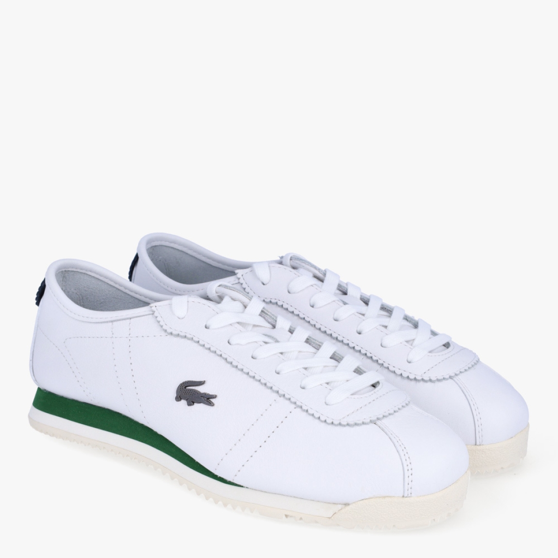 Deportivas de la marca Lacoste, modelo CLUB-LOW. Deportivas elaboradas en piel color blanco. Deportivas ligeras con efecto plegable, detalles de la marca serigafiados en exterior. Detalles de marca de cocodrilo metálicos en el lateral. Interior en piel color blanco. Cierre de deportivas Lacoste con cordones blancos. Suela de cacuho con detalle en verde y efecto dentado. Estas deportivas CLUB-LOW Lacoste son unas clásicas, ideales para tu día a día!
