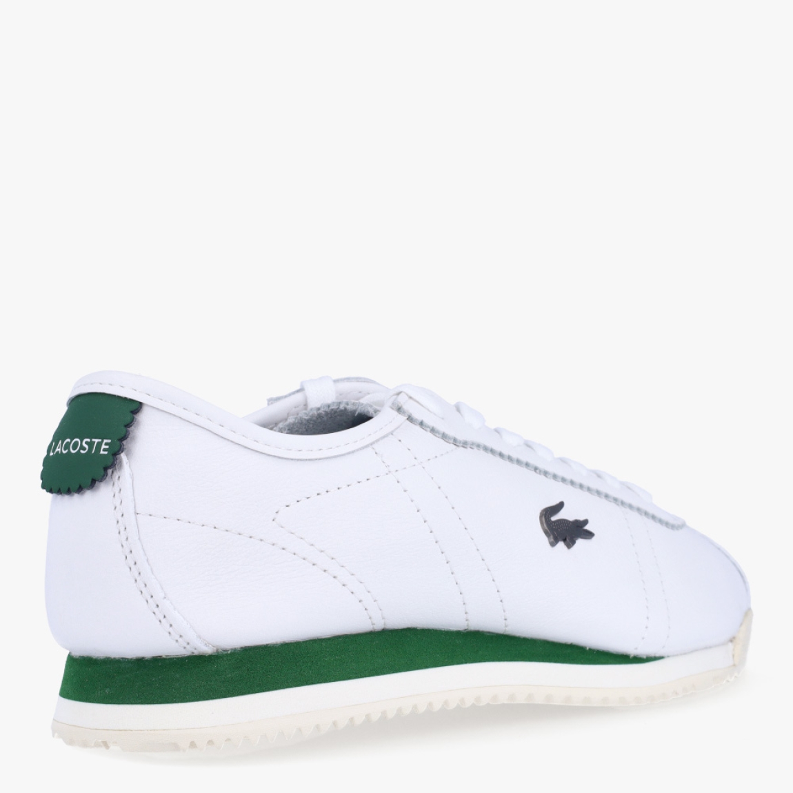 Deportivas de la marca Lacoste, modelo CLUB-LOW. Deportivas elaboradas en piel color blanco. Deportivas ligeras con efecto plegable, detalles de la marca serigafiados en exterior. Detalles de marca de cocodrilo metálicos en el lateral. Interior en piel color blanco. Cierre de deportivas Lacoste con cordones blancos. Suela de cacuho con detalle en verde y efecto dentado. Estas deportivas CLUB-LOW Lacoste son unas clásicas, ideales para tu día a día!