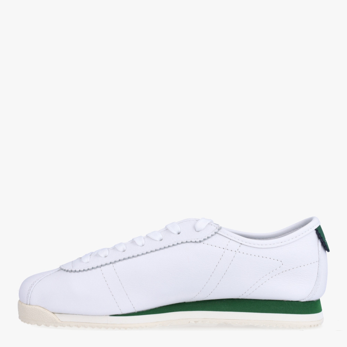 Deportivas de la marca Lacoste, modelo CLUB-LOW. Deportivas elaboradas en piel color blanco. Deportivas ligeras con efecto plegable, detalles de la marca serigafiados en exterior. Detalles de marca de cocodrilo metálicos en el lateral. Interior en piel color blanco. Cierre de deportivas Lacoste con cordones blancos. Suela de cacuho con detalle en verde y efecto dentado. Estas deportivas CLUB-LOW Lacoste son unas clásicas, ideales para tu día a día!