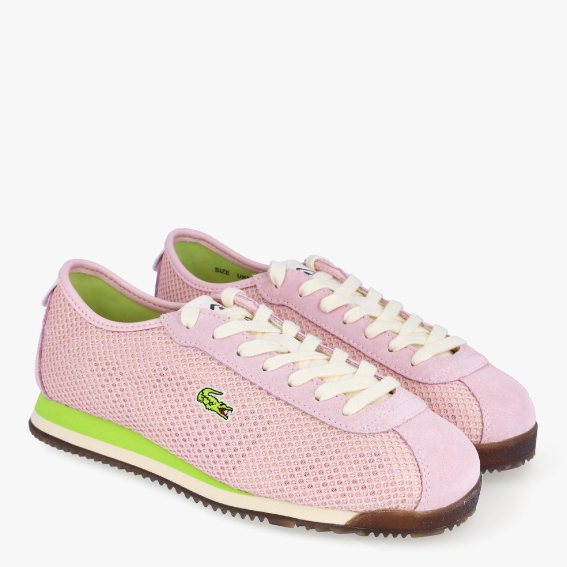 Deportivas transpirsables de la marca Lacoste, modelo CLUB-LOW. Deportivas elaboradas en textil efecto rejilla color rosado. Deportivas ligeras con efecto plegable, detalles de la marca serigafiados en exterior. Detalles de marca de cocodrilo en el lateral. Interior en piel. Cierre de deportivas Lacoste con cordones blancos. Suela de cacuho con detalle en verde y efecto dentado. Estas deportivas CLUB-LOW Lacoste son unas clásicas, ideales para tu día a día!