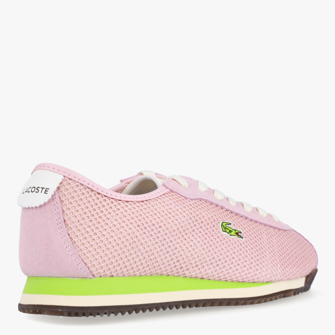 Deportivas transpirsables de la marca Lacoste, modelo CLUB-LOW. Deportivas elaboradas en textil efecto rejilla color rosado. Deportivas ligeras con efecto plegable, detalles de la marca serigafiados en exterior. Detalles de marca de cocodrilo en el lateral. Interior en piel. Cierre de deportivas Lacoste con cordones blancos. Suela de cacuho con detalle en verde y efecto dentado. Estas deportivas CLUB-LOW Lacoste son unas clásicas, ideales para tu día a día!