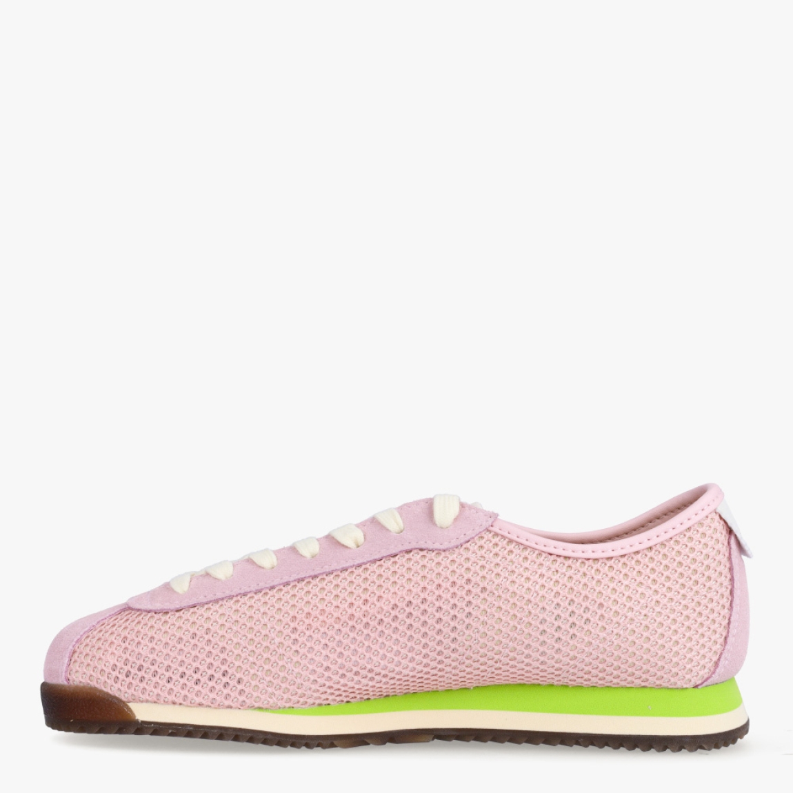 Deportivas transpirsables de la marca Lacoste, modelo CLUB-LOW. Deportivas elaboradas en textil efecto rejilla color rosado. Deportivas ligeras con efecto plegable, detalles de la marca serigafiados en exterior. Detalles de marca de cocodrilo en el lateral. Interior en piel. Cierre de deportivas Lacoste con cordones blancos. Suela de cacuho con detalle en verde y efecto dentado. Estas deportivas CLUB-LOW Lacoste son unas clásicas, ideales para tu día a día!