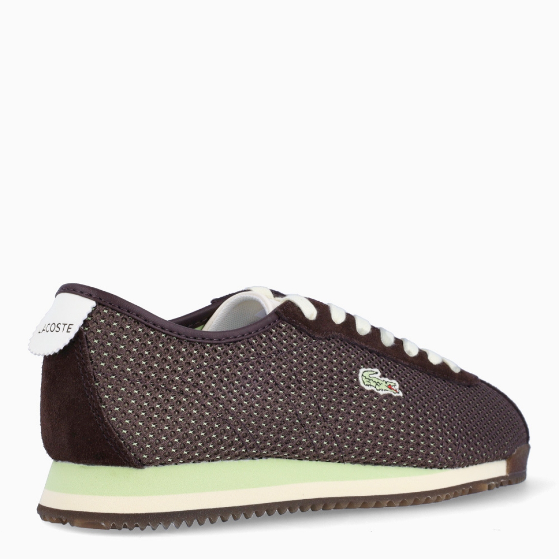 Deportivas transpirables de la marca Lacoste, modelo CLUB-LOW. Deportivas elaboradas en textil efecto rejilla color marrón oscuro. Deportivas ligeras con efecto plegable, detalles de la marca serigafiados en exterior. Detalles de marca de cocodrilo en el lateral. Interior en piel. Cierre de deportivas Lacoste con cordones beig. Suela de cacuho con detalle en verde y efecto dentado. Estas deportivas CLUB-LOW Lacoste son unas clásicas, ideales para tu día a día!