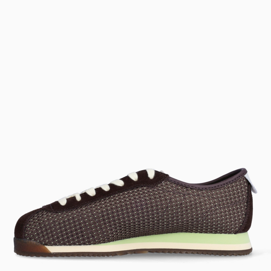 Deportivas transpirables de la marca Lacoste, modelo CLUB-LOW. Deportivas elaboradas en textil efecto rejilla color marrón oscuro. Deportivas ligeras con efecto plegable, detalles de la marca serigafiados en exterior. Detalles de marca de cocodrilo en el lateral. Interior en piel. Cierre de deportivas Lacoste con cordones beig. Suela de cacuho con detalle en verde y efecto dentado. Estas deportivas CLUB-LOW Lacoste son unas clásicas, ideales para tu día a día!