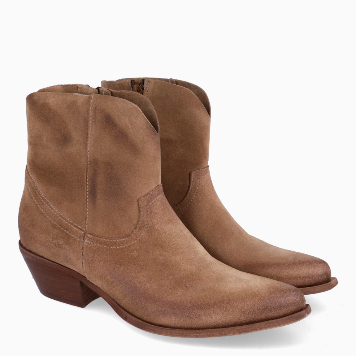 Botines de la marca Itse, modelo ARANTXA. Elaborados en ante color camel punta larga. Interior en piel color camel. Cierre de botines con cremallera. Botines camperos Itse con tacón de 4cm de altura. Estos botines camperos ITSE ARANTXA, son un complemento básico en tus looks de temporada, te acompañarán día a día!