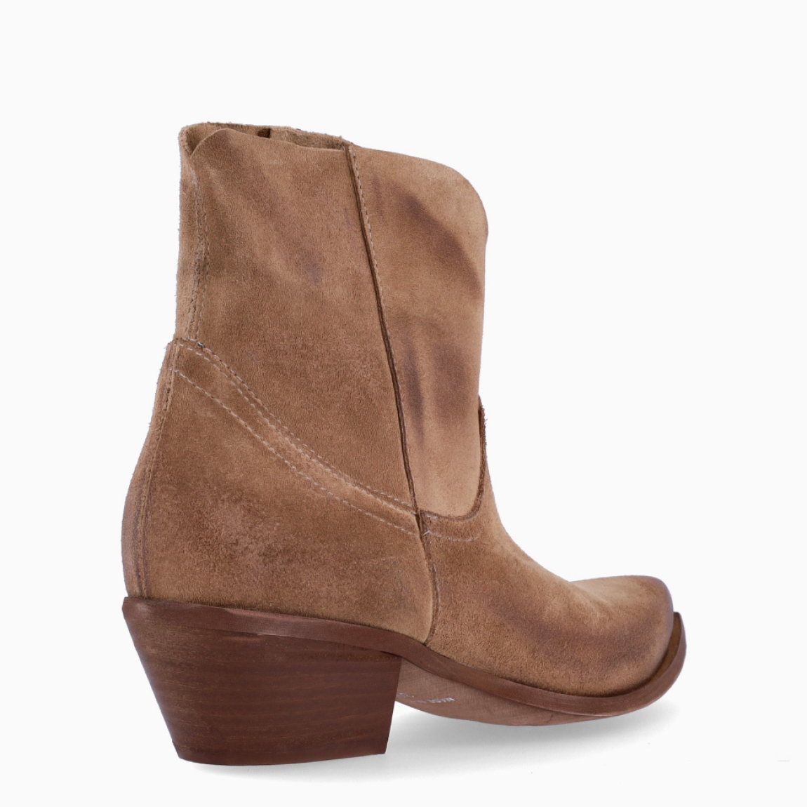 Botines de la marca Itse, modelo ARANTXA. Elaborados en ante color camel punta larga. Interior en piel color camel. Cierre de botines con cremallera. Botines camperos Itse con tacón de 4cm de altura. Estos botines camperos ITSE ARANTXA, son un complemento básico en tus looks de temporada, te acompañarán día a día!