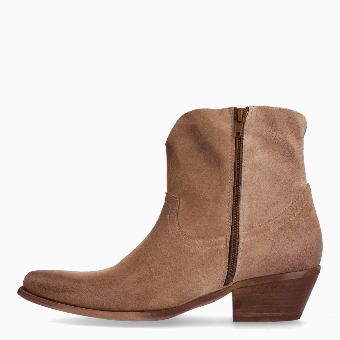 Botines de la marca Itse, modelo ARANTXA. Elaborados en ante color camel punta larga. Interior en piel color camel. Cierre de botines con cremallera. Botines camperos Itse con tacón de 4cm de altura. Estos botines camperos ITSE ARANTXA, son un complemento básico en tus looks de temporada, te acompañarán día a día!