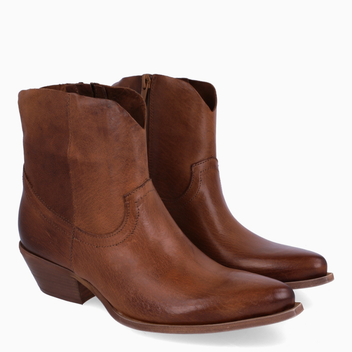 Botines de la marca Itse, modelo ARANTXA. Elaborados en piel color cuero punta larga. Interior en piel color cuero. Cierre de botines con cremallera. Botines camperos Itse con tacón de 4cm de altura. Estos botines camperos ITSE ARANTXA, son un complemento básico en tus looks de temporada, te acompañarán día a día!