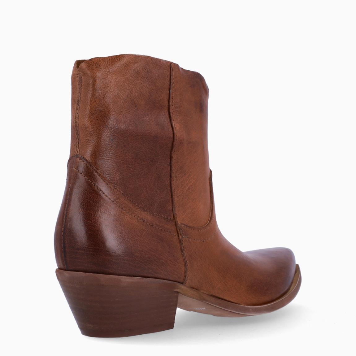 Botines de la marca Itse, modelo ARANTXA. Elaborados en piel color cuero punta larga. Interior en piel color cuero. Cierre de botines con cremallera. Botines camperos Itse con tacón de 4cm de altura. Estos botines camperos ITSE ARANTXA, son un complemento básico en tus looks de temporada, te acompañarán día a día!