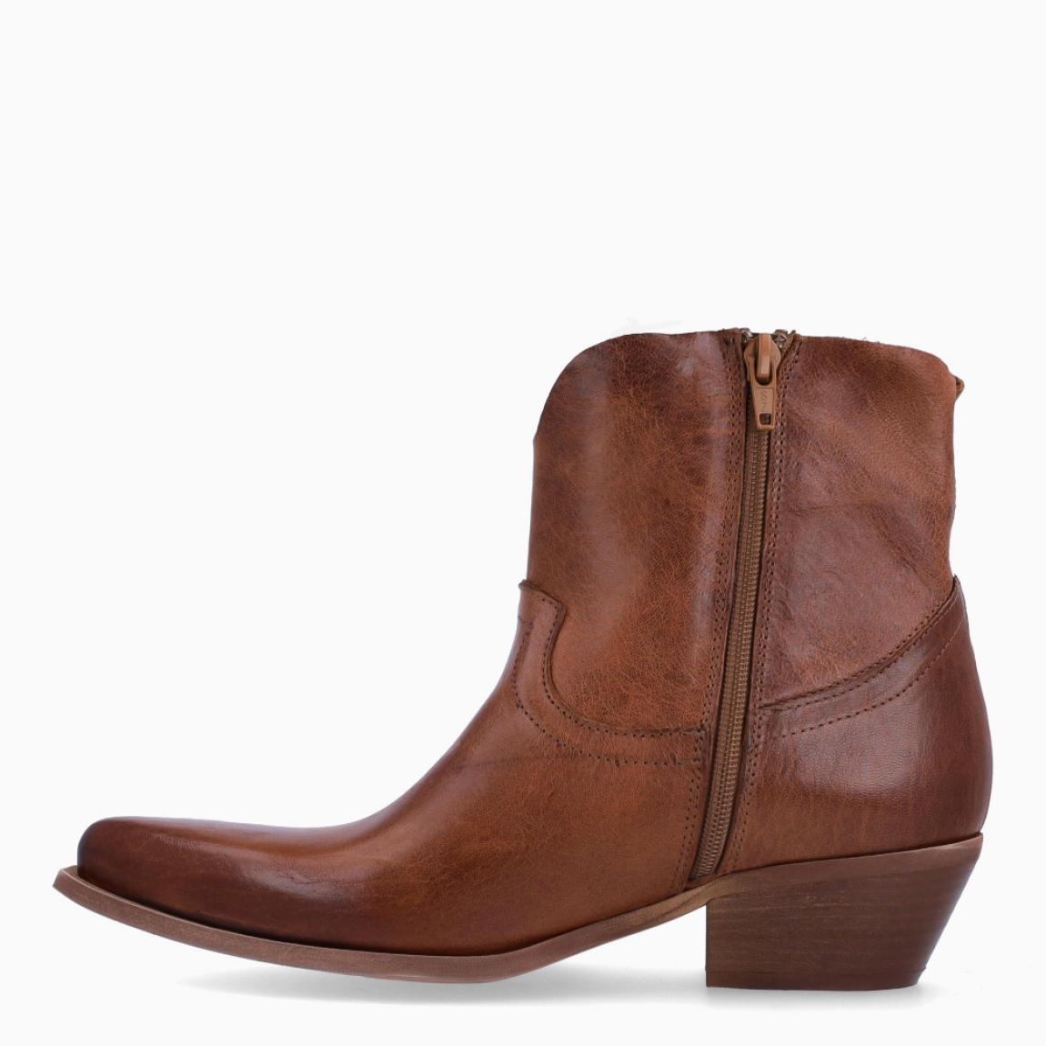 Botines de la marca Itse, modelo ARANTXA. Elaborados en piel color cuero punta larga. Interior en piel color cuero. Cierre de botines con cremallera. Botines camperos Itse con tacón de 4cm de altura. Estos botines camperos ITSE ARANTXA, son un complemento básico en tus looks de temporada, te acompañarán día a día!