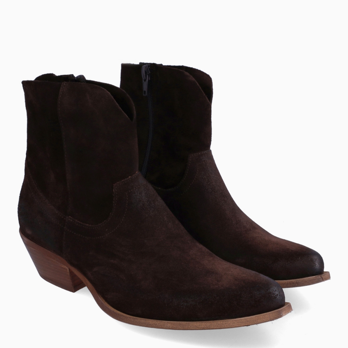 Botines de la marca Itse, modelo ARANTXA. Elaborados en ante color marrón punta larga. Interior en piel color marrón. Cierre de botines con cremallera. Botines camperos Itse con tacón de 4cm de altura. Estos botines camperos ITSE ARANTXA, son un complemento básico en tus looks de temporada, te acompañarán día a día!