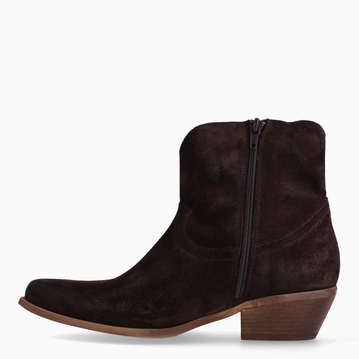 Botines de la marca Itse, modelo ARANTXA. Elaborados en ante color marrón punta larga. Interior en piel color marrón. Cierre de botines con cremallera. Botines camperos Itse con tacón de 4cm de altura. Estos botines camperos ITSE ARANTXA, son un complemento básico en tus looks de temporada, te acompañarán día a día!