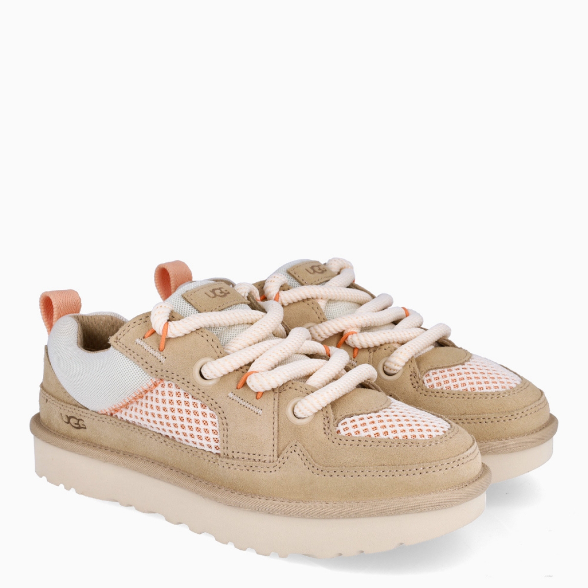 Deportivas de la marca UGG, modelo LO LOWMEL MESH. Elaboradas en piel de ante color beig. Interior con plantilla para una comodidad sin concesiones, además de una lengüeta acolchada extragrande y un empeine de malla para darte toda la amortiguación y transpirabilidad que necesitas. Deportivas UGG cuenta con una suela de EVA de caña de azúcar y una El sistema doble de cordones hará que no te las quieras quitar nunca. Cierre con cordones. Correa en el talón, y parche con el logotipo de UGG. Deportivas UGG LO LOWMEL MESH, complemento ideal de comodidad y estilo!