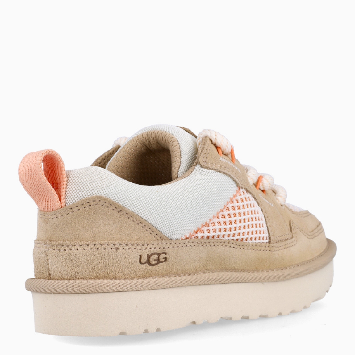 Deportivas de la marca UGG, modelo LO LOWMEL MESH. Elaboradas en piel de ante color beig. Interior con plantilla para una comodidad sin concesiones, además de una lengüeta acolchada extragrande y un empeine de malla para darte toda la amortiguación y transpirabilidad que necesitas. Deportivas UGG cuenta con una suela de EVA de caña de azúcar y una El sistema doble de cordones hará que no te las quieras quitar nunca. Cierre con cordones. Correa en el talón, y parche con el logotipo de UGG. Deportivas UGG LO LOWMEL MESH, complemento ideal de comodidad y estilo!