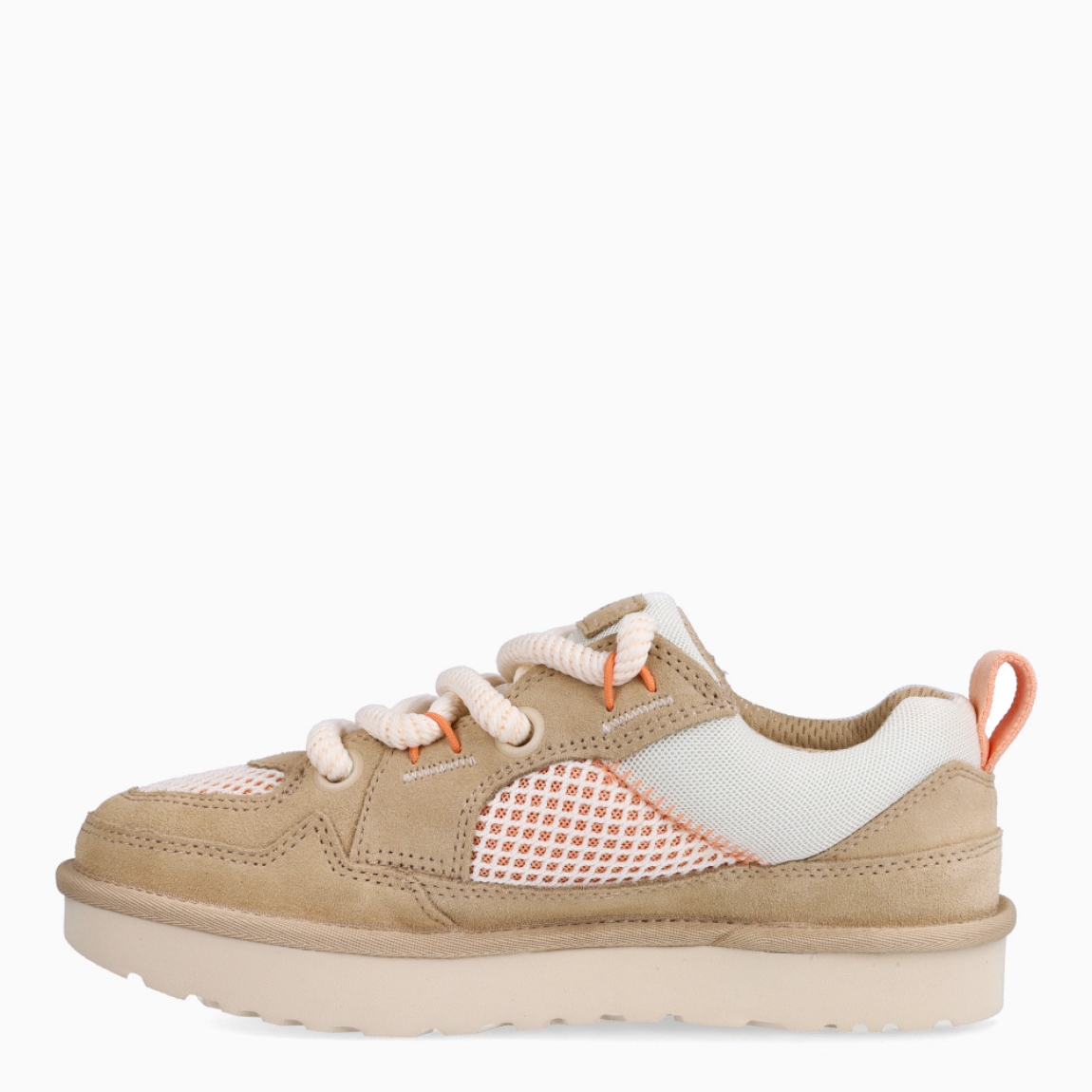 Deportivas de la marca UGG, modelo LO LOWMEL MESH. Elaboradas en piel de ante color beig. Interior con plantilla para una comodidad sin concesiones, además de una lengüeta acolchada extragrande y un empeine de malla para darte toda la amortiguación y transpirabilidad que necesitas. Deportivas UGG cuenta con una suela de EVA de caña de azúcar y una El sistema doble de cordones hará que no te las quieras quitar nunca. Cierre con cordones. Correa en el talón, y parche con el logotipo de UGG. Deportivas UGG LO LOWMEL MESH, complemento ideal de comodidad y estilo!