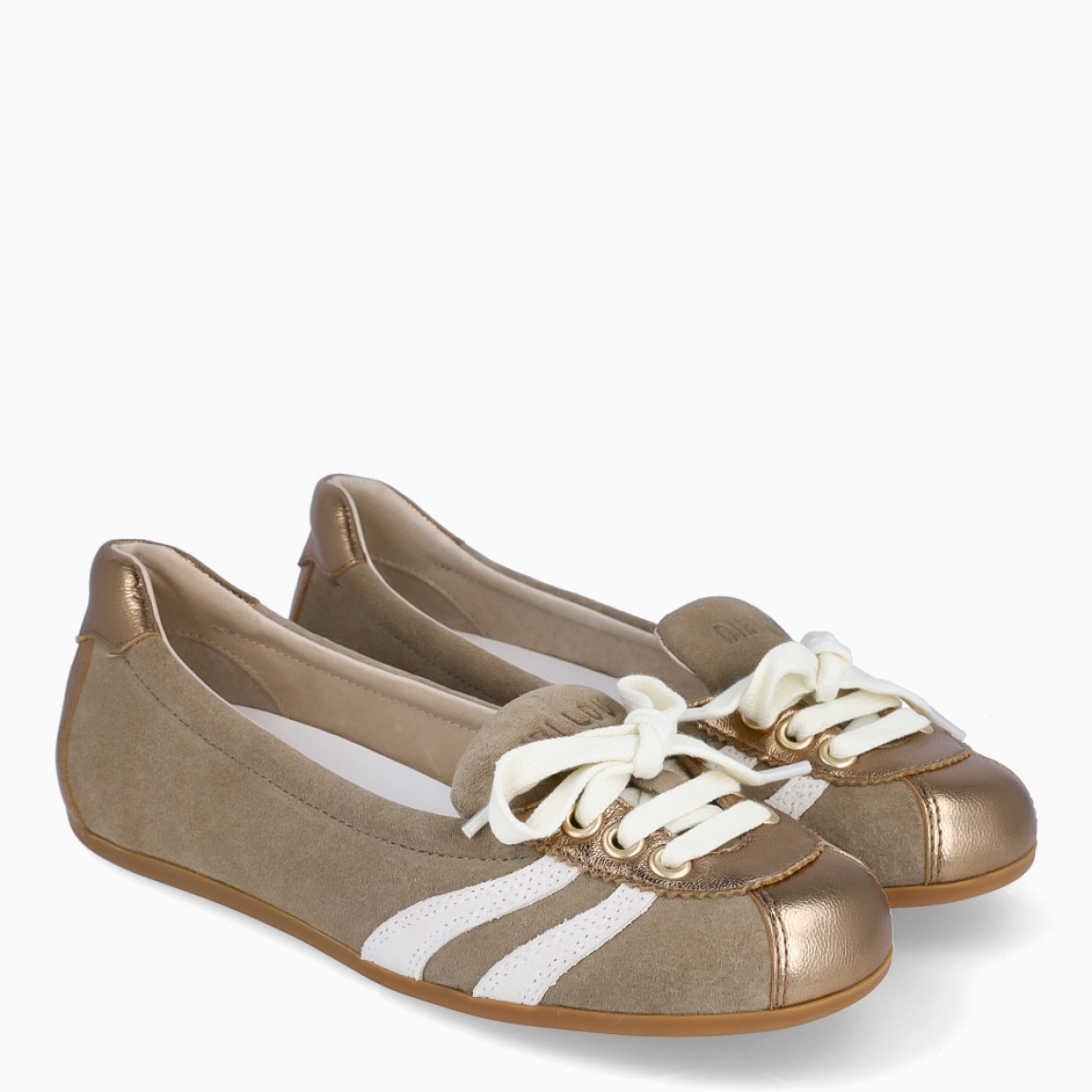 Bailarinas sneakers de la marca BIBI LOU, modelo SALLY. Elaboradas en serraje tono arena, combinan la suavidad de una bailarina con el espíritu casual de unas deportivas gracias a sus cordones y su diseño más abierto.Tiene una silueta ligera y desenfadada. Bailarinas Sneakers BIBI LOU con punta redonda, y cordones en pala. Interior en piel color beig. Suela plana. Bailarinas sneakers BIBI LOU SALLY rompe las reglas, tiene una combinación única! ideal en comodidad para looks urbanos, relajados y con un punto cool sin esfuerzo.
