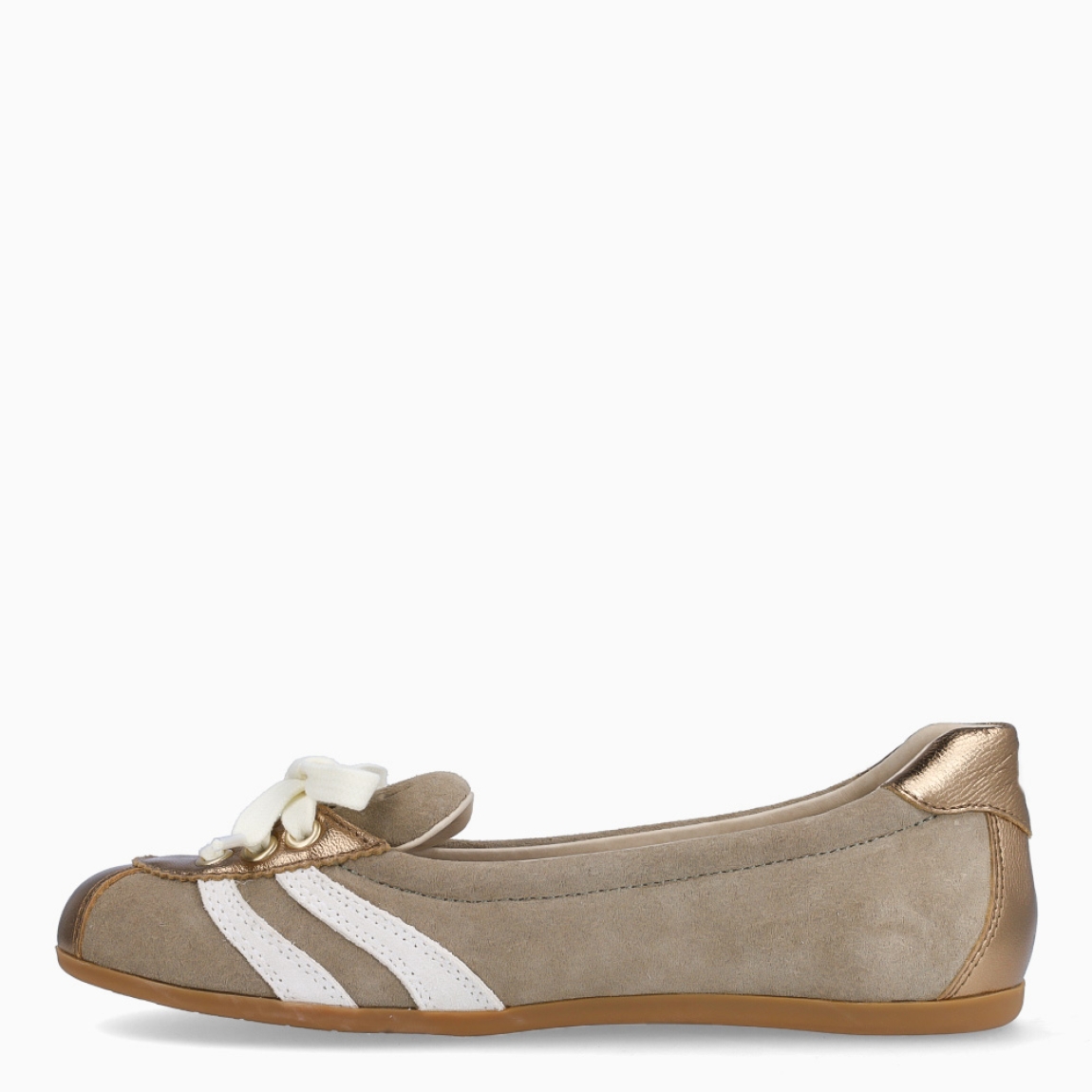 Bailarinas sneakers de la marca BIBI LOU, modelo SALLY. Elaboradas en serraje tono arena, combinan la suavidad de una bailarina con el espíritu casual de unas deportivas gracias a sus cordones y su diseño más abierto.Tiene una silueta ligera y desenfadada. Bailarinas Sneakers BIBI LOU con punta redonda, y cordones en pala. Interior en piel color beig. Suela plana. Bailarinas sneakers BIBI LOU SALLY rompe las reglas, tiene una combinación única! ideal en comodidad para looks urbanos, relajados y con un punto cool sin esfuerzo.