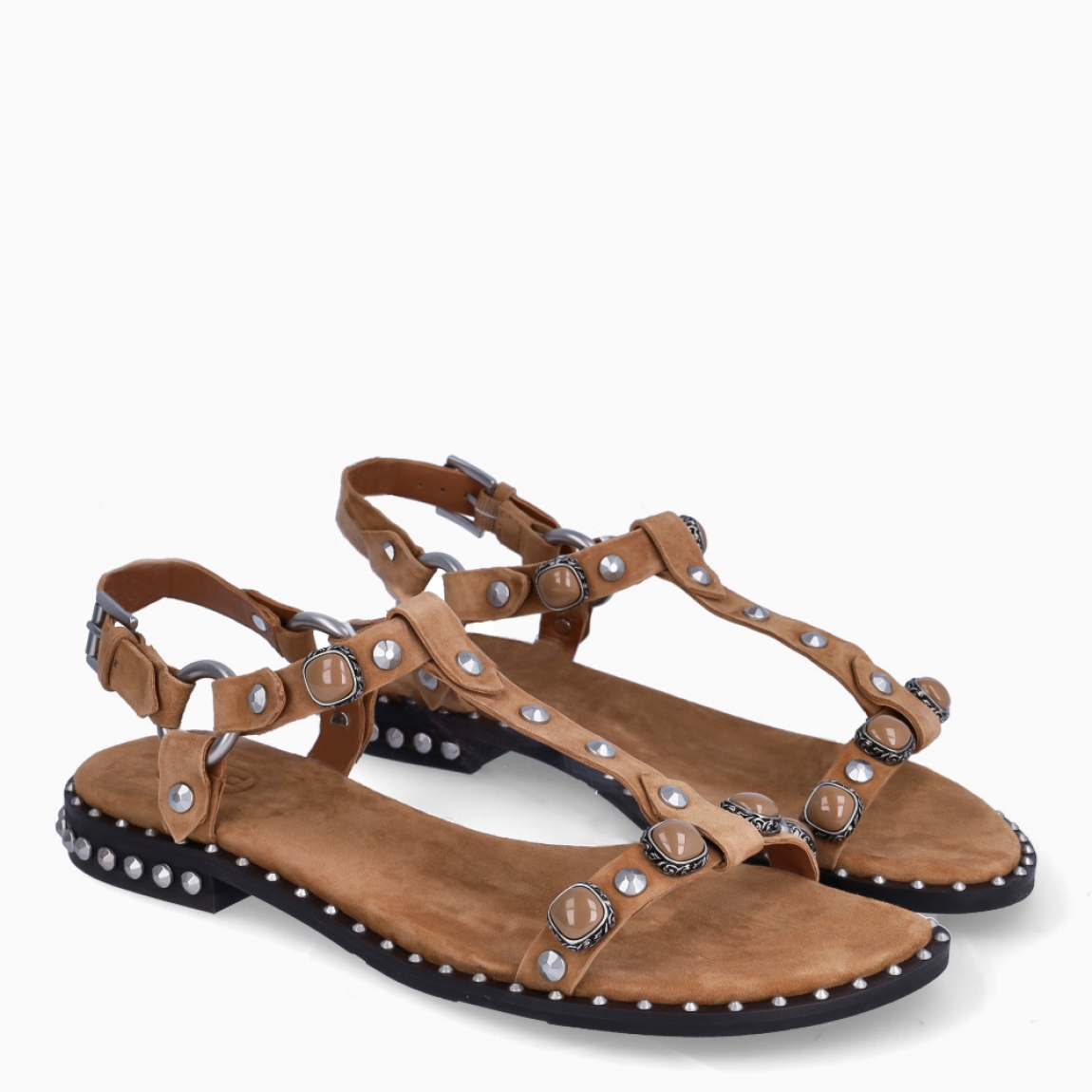 Sandalias de la marca ASH, modelo PODIUM. Sandalias elaboradas en ante color camel, con tiras en pala con pedrería plateada. Interior en ante color camel. Cierre de sandalias ASH con hebilla en tobillo. Sandalias ASH con suela planade goma. Estas sandalias ASH PODIUM son un complemento ideal en comodidad y estilo!