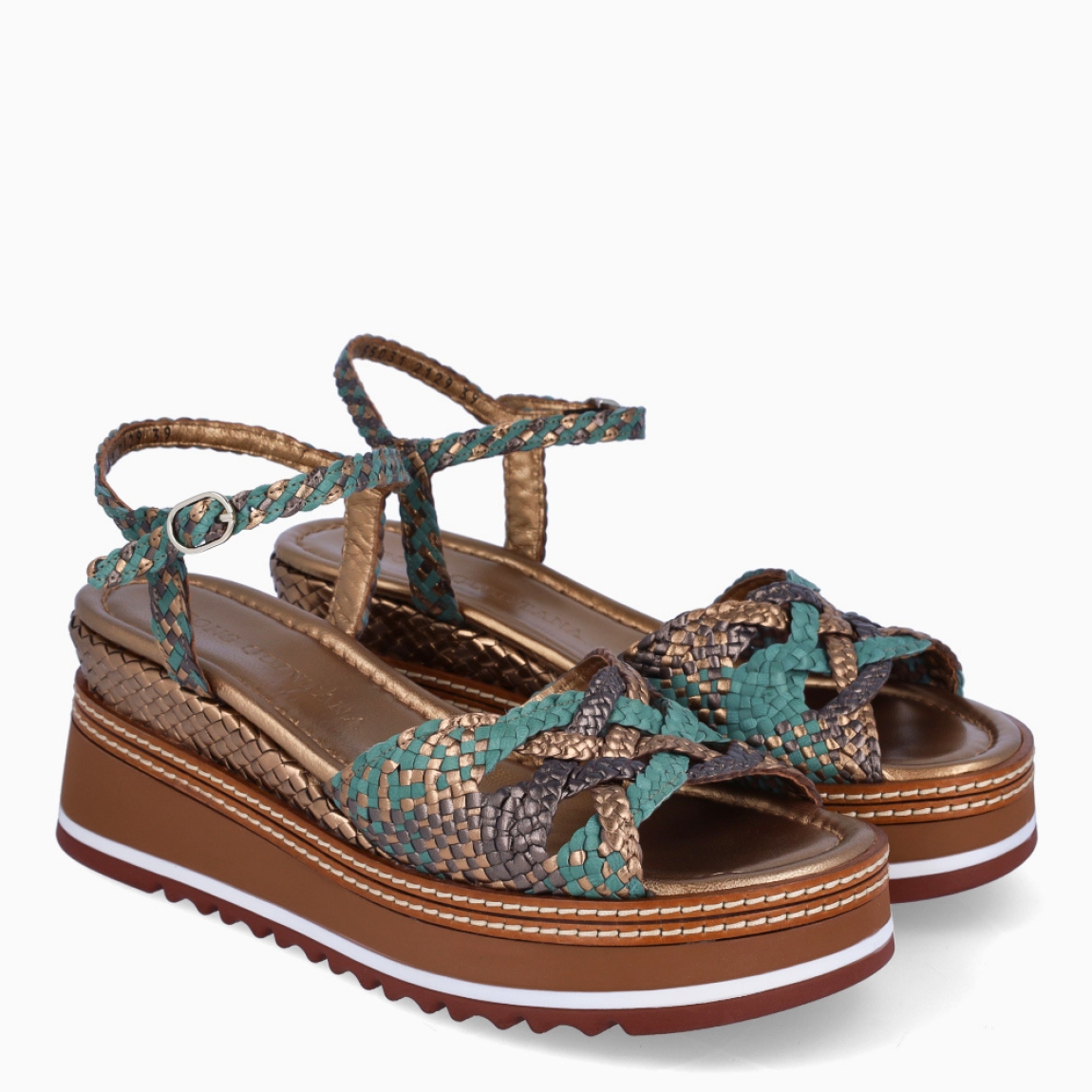 Sandalias de la marca Pons Quintana, modelo VALERI. Elaboradas en piel trenzada con tonalidades en verde. Interior en piel color oro. Cierre de las sandalias Pons Quintana con hebilla en tobillo y suela de goma con línea blanca y cuña de 6cm de altura. Estas sandalias Pons Quintana VALERI son un complemento ideal en comodidad y estilo, un básico para esta temporada!