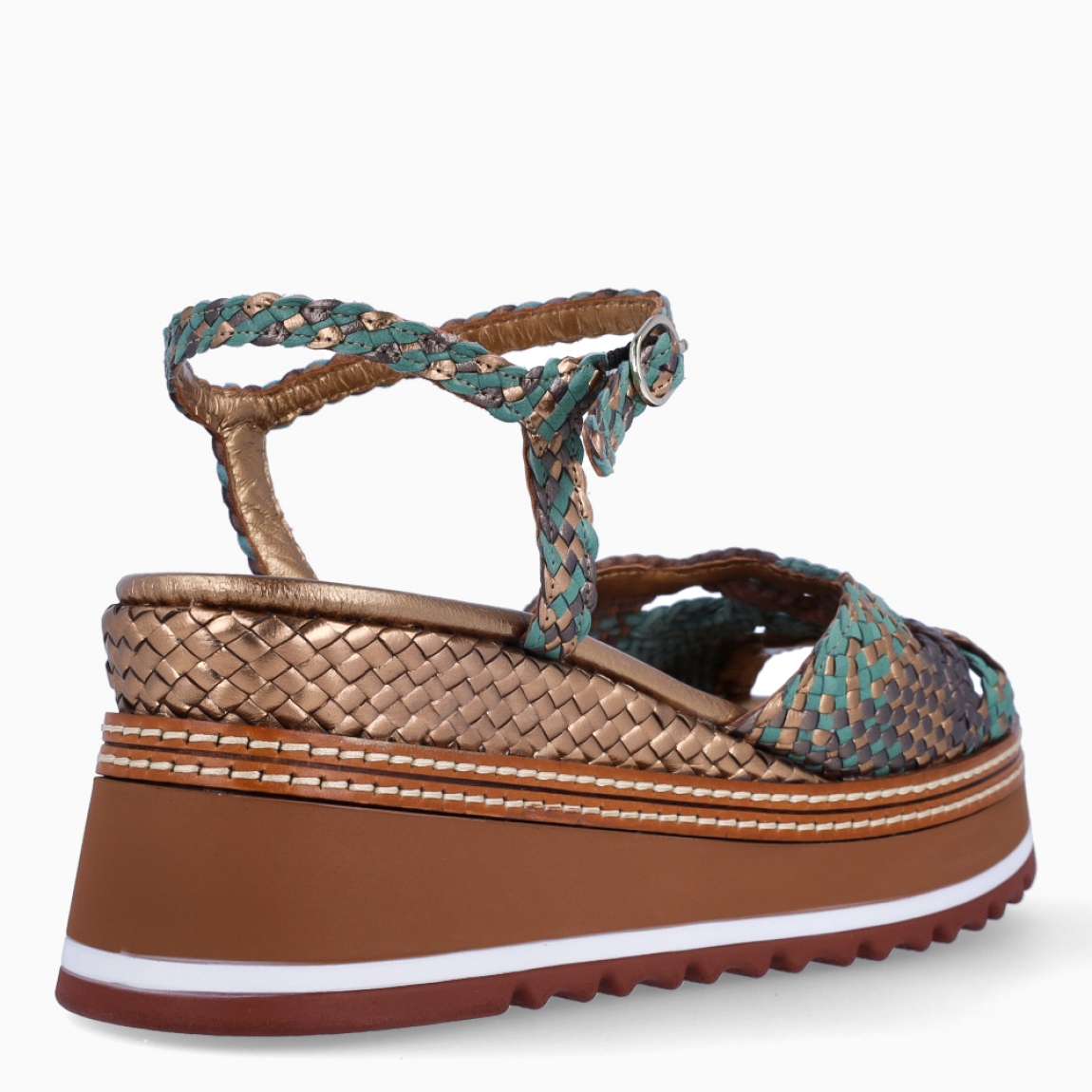 Sandalias de la marca Pons Quintana, modelo VALERI. Elaboradas en piel trenzada con tonalidades en verde. Interior en piel color oro. Cierre de las sandalias Pons Quintana con hebilla en tobillo y suela de goma con línea blanca y cuña de 6cm de altura. Estas sandalias Pons Quintana VALERI son un complemento ideal en comodidad y estilo, un básico para esta temporada!