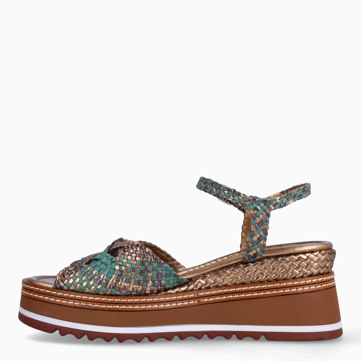 Sandalias de la marca Pons Quintana, modelo VALERI. Elaboradas en piel trenzada con tonalidades en verde. Interior en piel color oro. Cierre de las sandalias Pons Quintana con hebilla en tobillo y suela de goma con línea blanca y cuña de 6cm de altura. Estas sandalias Pons Quintana VALERI son un complemento ideal en comodidad y estilo, un básico para esta temporada!